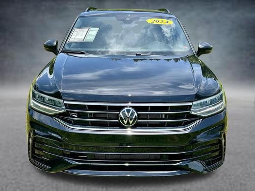 Deep Black Pearl Effect 2024 Volkswagen Tiguan 2.0T SE R-Line Black