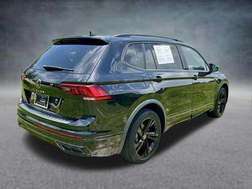 Deep Black Pearl Effect 2024 Volkswagen Tiguan 2.0T SE R-Line Black