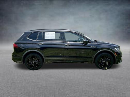 Deep Black Pearl Effect 2024 Volkswagen Tiguan 2.0T SE R-Line Black