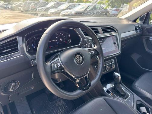 Deep Black Pearl Effect 2020 Volkswagen Tiguan 2.0T SEL
