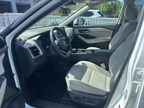 White 2021 Nissan Rogue SV