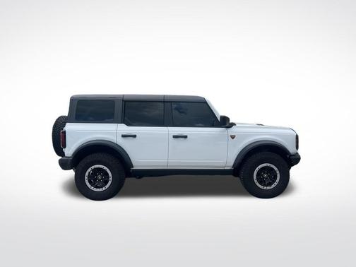 Oxford White 2024 Ford Bronco Badlands