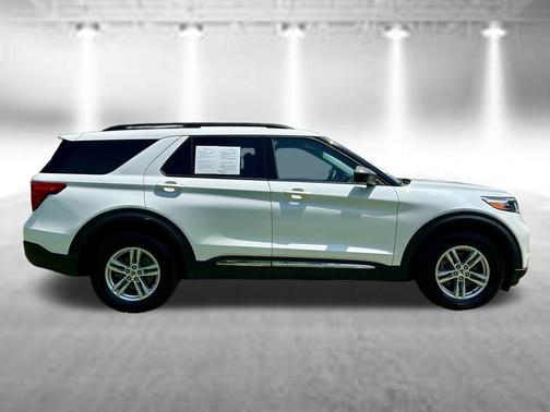 White Metallic 2024 Ford Explorer XLT