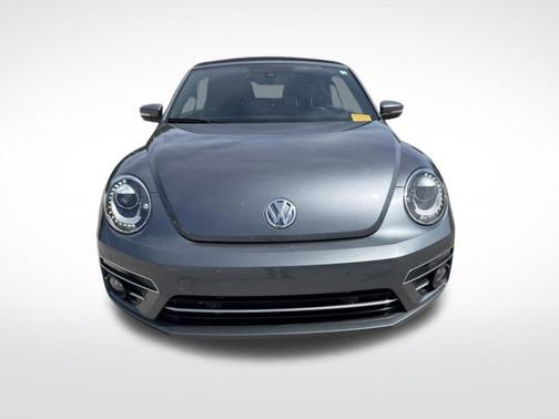 Platinum Gray Metallic w/ Black Top 2019 Volkswagen Beetle 2.0T SE