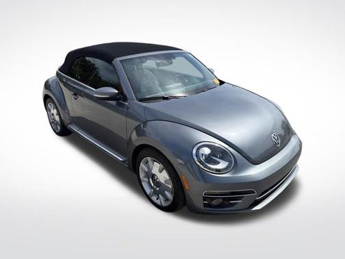 Platinum Gray Metallic w/ Black Top 2019 Volkswagen Beetle 2.0T SE
