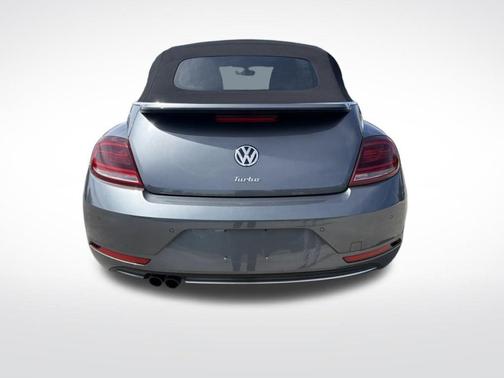 Platinum Gray Metallic w/ Black Top 2019 Volkswagen Beetle 2.0T SE