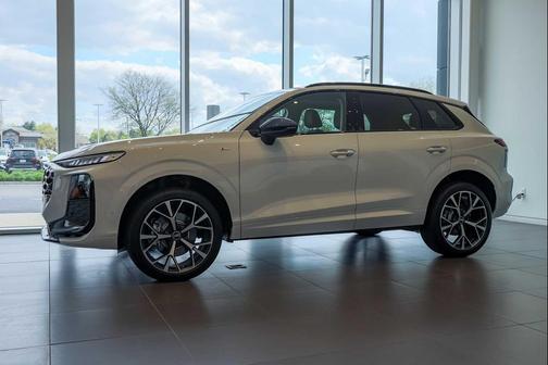Glacier White Metallic 2026 Audi Q3 S line