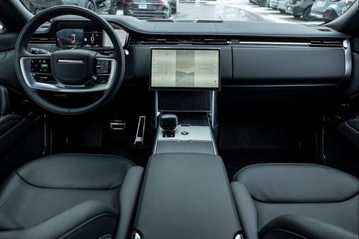 2026 Land Rover Range Rover P615 SV