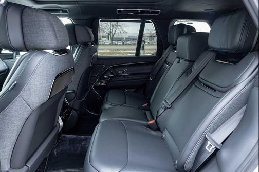 2026 Land Rover Range Rover P615 SV