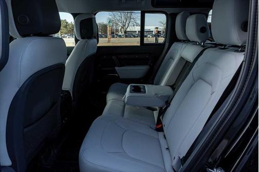2025 Land Rover Defender 110 P400 X-Dynamic SE