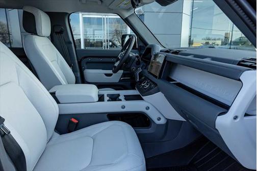 2025 Land Rover Defender 110 P400 X-Dynamic SE