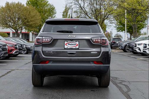 Granite Crystal Metallic Clearcoat 2018 Jeep Compass Latitude