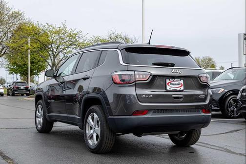 Granite Crystal Metallic Clearcoat 2018 Jeep Compass Latitude