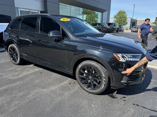 Mythos Black Metallic 2024 Audi Q7 45 Premium Plus