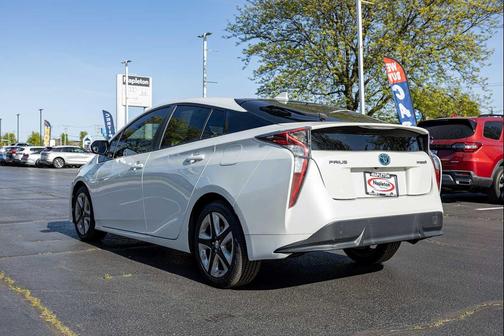 Blizzard Pearl 2016 Toyota Prius Four Touring