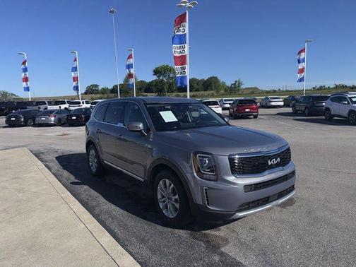 Everlasting Silver 2022 Kia Telluride LX