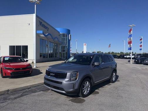 Everlasting Silver 2022 Kia Telluride LX