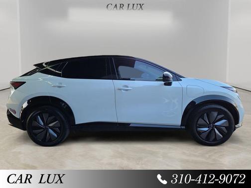 Everest White Pearl Tricoat/Black Diamond Pearl 2024 Nissan ARIYA ENGAGE+