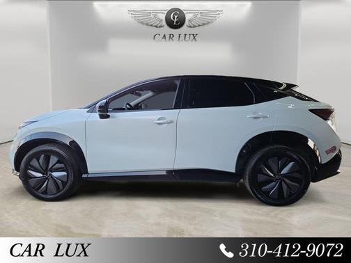 Everest White Pearl Tricoat/Black Diamond Pearl 2024 Nissan ARIYA ENGAGE+