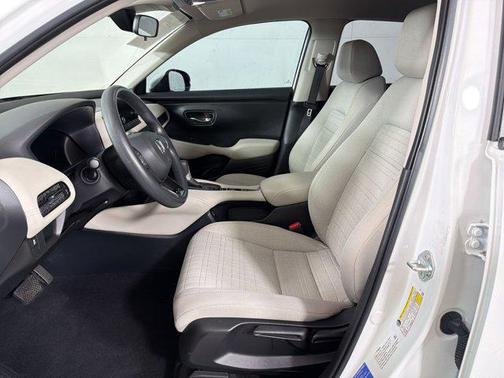 Platinum White Pearl 2024 Honda HR-V LX