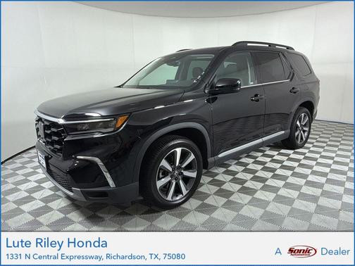 Crystal Black Pearl 2023 Honda Pilot Touring 8-Passenger