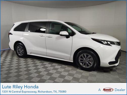 2024 Toyota Sienna LE