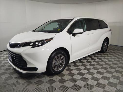 2024 Toyota Sienna LE