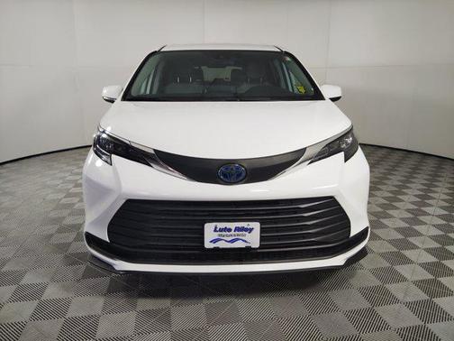 2024 Toyota Sienna LE