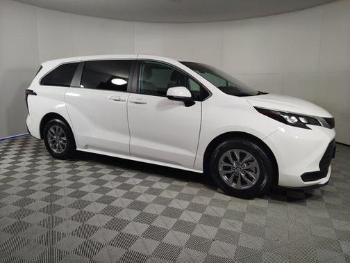 2024 Toyota Sienna LE