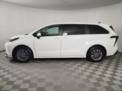 2024 Toyota Sienna LE