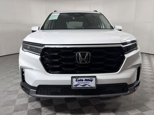Platinum White Pearl 2023 Honda Pilot Touring 8-Passenger