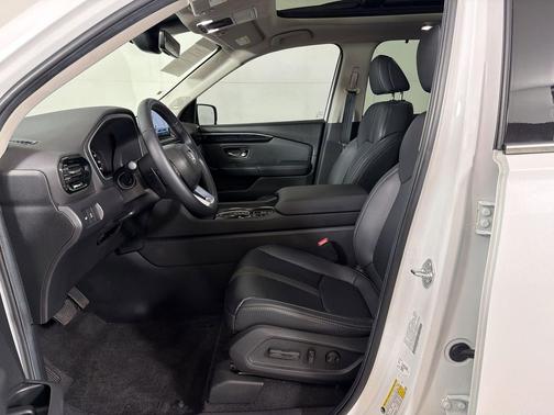 Platinum White Pearl 2023 Honda Pilot Touring 8-Passenger