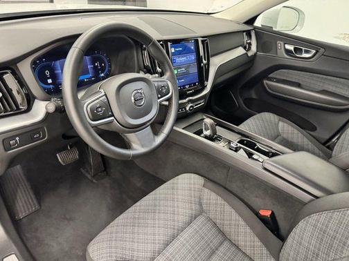 2022 Volvo XC60 B5 Momentum