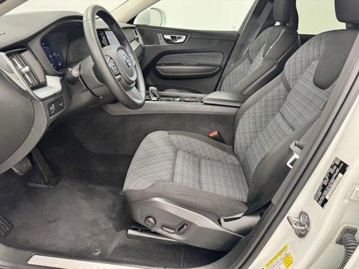 2022 Volvo XC60 B5 Momentum