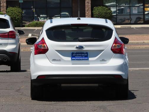 Oxford White 2014 Ford Focus SE