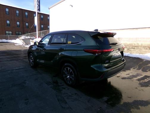 2023 Toyota Highlander Hybrid XLE