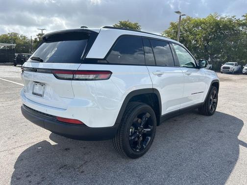 2025 Jeep Grand Cherokee Laredo