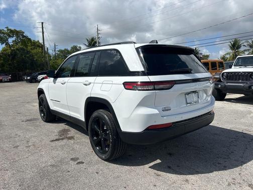2025 Jeep Grand Cherokee Laredo
