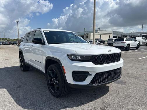 2025 Jeep Grand Cherokee Laredo
