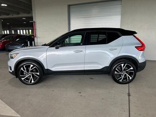 Glacier Silver Metallic 2021 Volvo XC40 R-Design