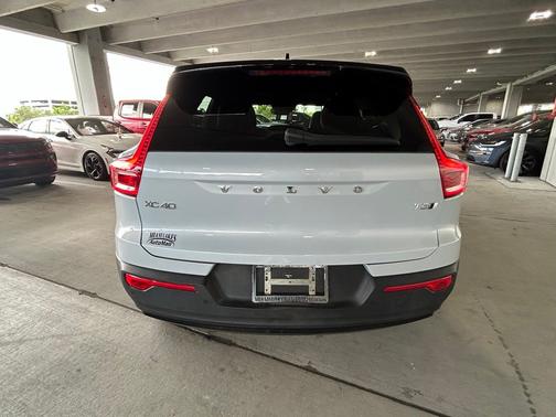 Glacier Silver Metallic 2021 Volvo XC40 R-Design