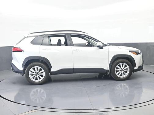 Pearl 2024 Toyota Corolla Cross LE