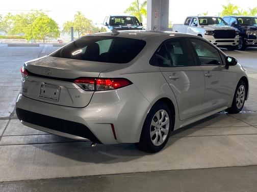 Photo 3 of 49 of 2021 Toyota Corolla LE