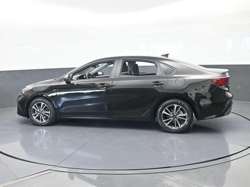 Aurora Black Pearl 2024 Kia Forte LXS
