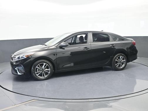 Aurora Black Pearl 2024 Kia Forte LXS