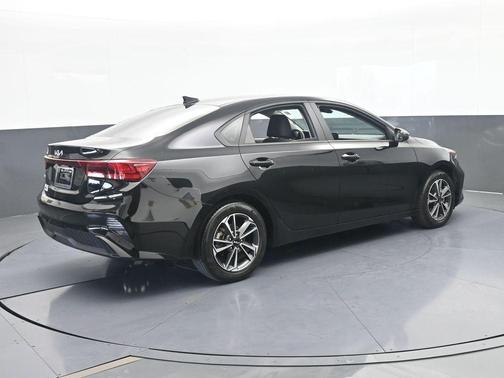 Aurora Black Pearl 2024 Kia Forte LXS
