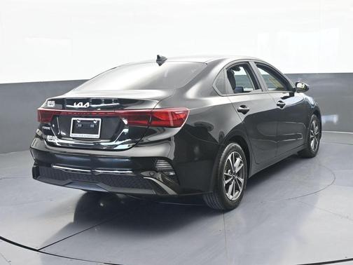 Aurora Black Pearl 2024 Kia Forte LXS