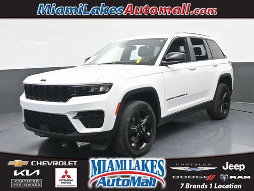 Bright White Clearcoat 2023 Jeep Grand Cherokee Altitude