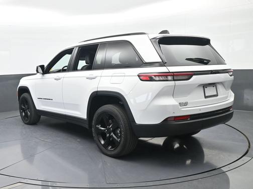 Bright White Clearcoat 2023 Jeep Grand Cherokee Altitude