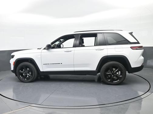 Bright White Clearcoat 2023 Jeep Grand Cherokee Altitude